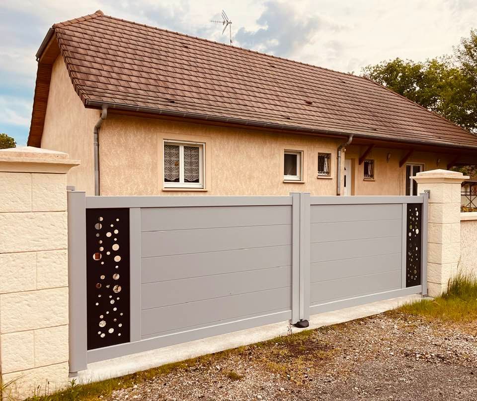 Portail avec motorisation DEA Geko installé par TRIHOME Menuiseries à Saint-Germain-du-Bois en Bresse Louhannaise