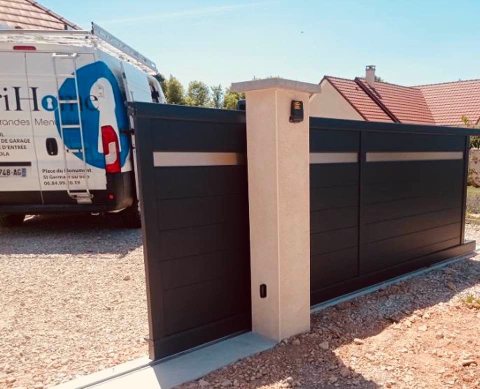 Portail modèle coulissant sur rail sur mesure installé par TRIHOME Menuiseries à Saint-Germain-du-Bois en Bresse Louhannaise