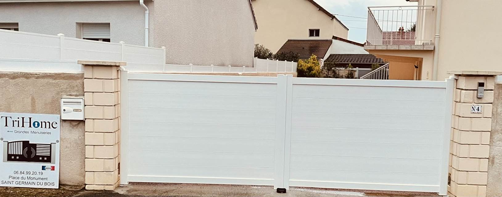 Portail occultant hauteur sur mesure installé à Saint-Marcel par TRIHOME Menuiseries, en Bresse bourguignonne