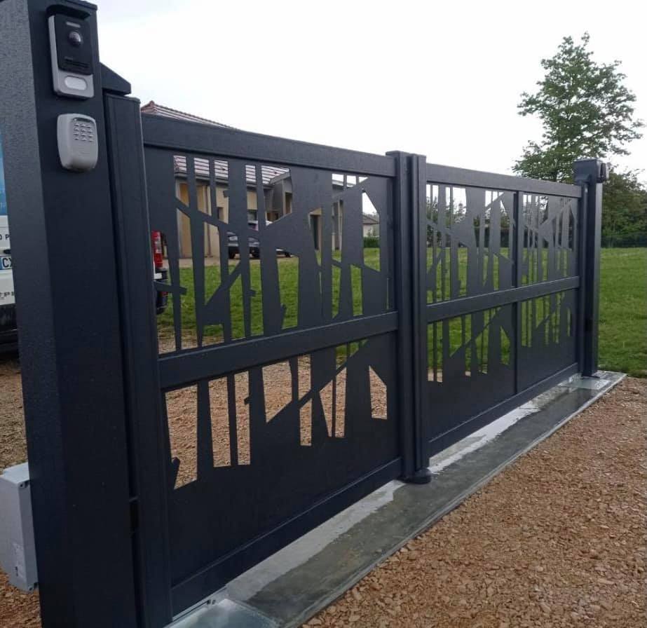 Portail design et sur mesure installé à Louhans par TRIHOME Menuiseries, en Bresse bourguignonne