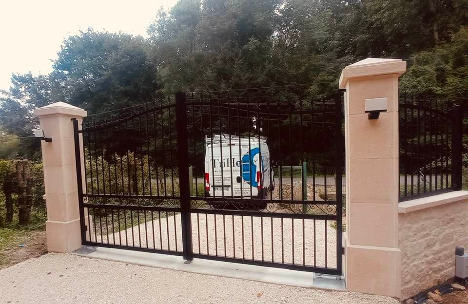 Portail avec motorisation enterrée Ghost 100 DEA installé par TRIHOME Menuiseries à Diconne en Bresse Louhannaise
