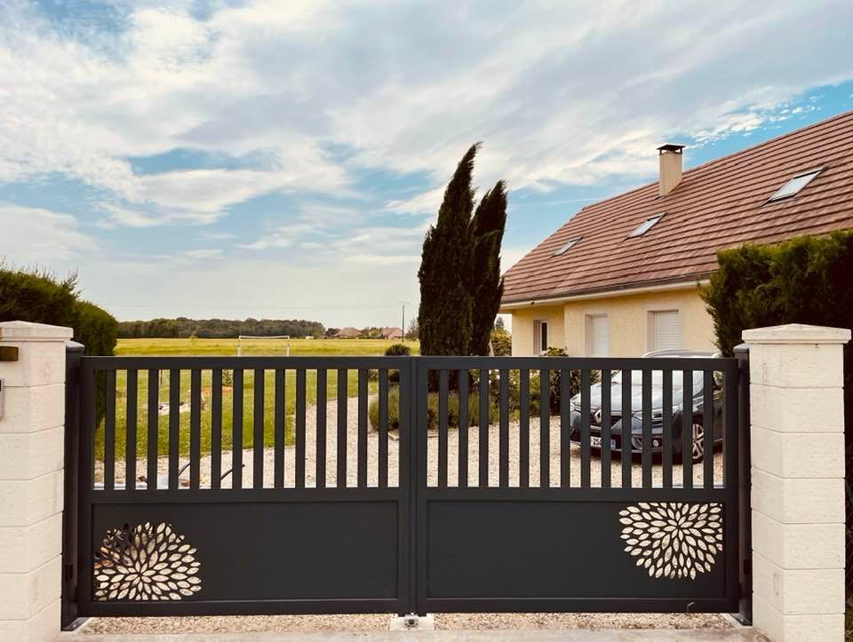 Portail avec option visiophone radio et éclairage à distance installé par TRIHOME Menuiseries à Sornay