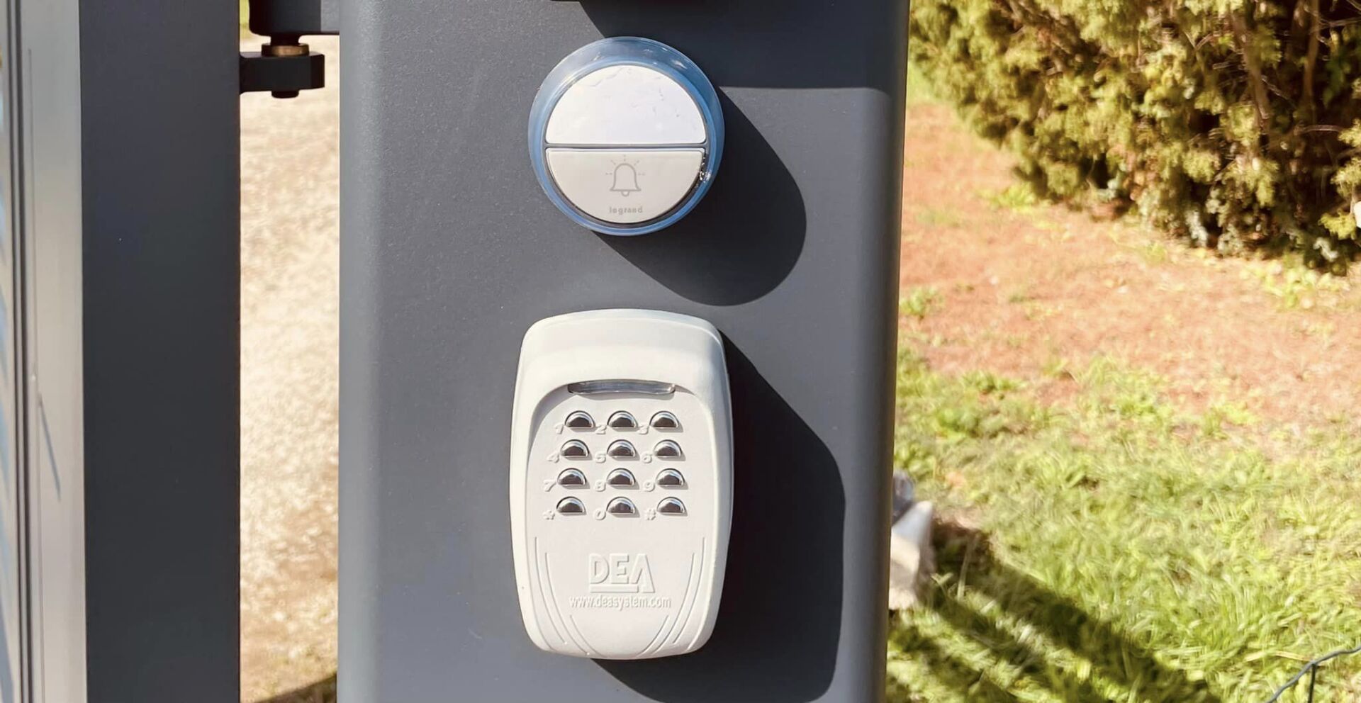 Portail deux battans motorisés via moteurs DEA Geko installé par TRIHOME Menuiseries à Louhans en Bresse Louhannaise
