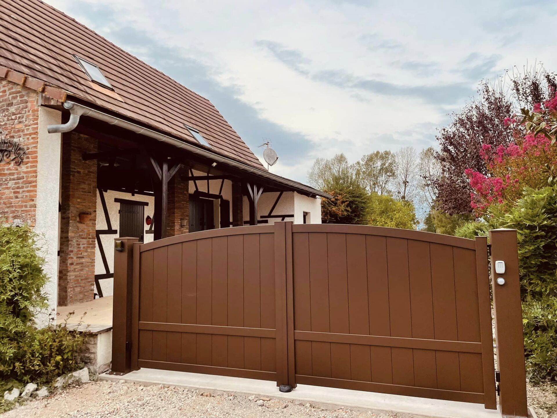 Portail avec motorisation DEA Geko installé par TRIHOME Menuiseries à Frangy-en-Bresse en Bresse Louhannaise