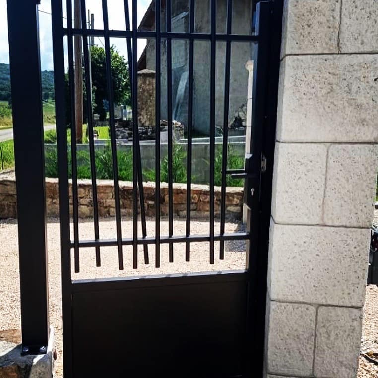 Portail avec visiophone radio connecté installé par TRIHOME Menuiseries à Coligny
