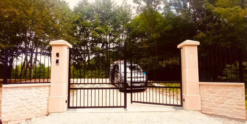 Portail Classalu traditionnel et clôtures associées installé à Diconne par TRIHOME Menuiseries, en Bresse bourguignonne