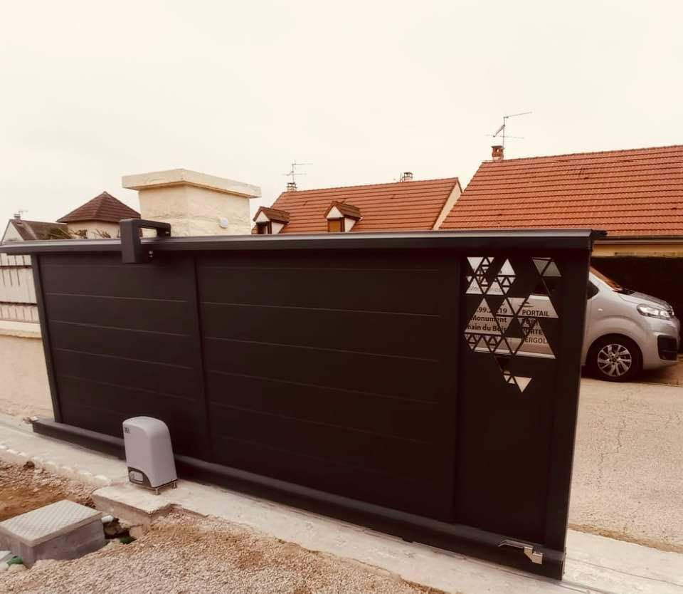 Portail avec motif « Grade » découpe au jet d’eau installé par TRIHOME Menuiseries à Saint-Marcel en Bresse Louhannaise