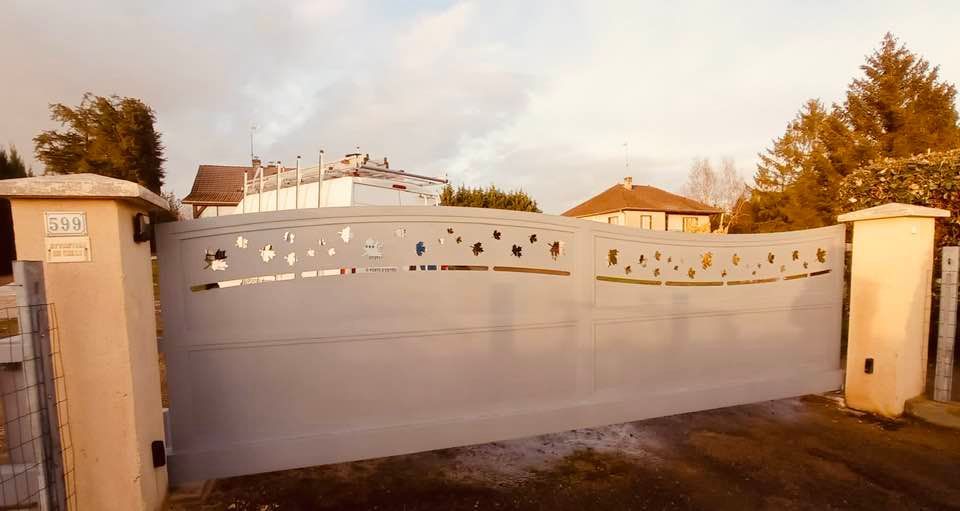 Portail coulissant grande largeur avec motifs sur mesure installé à Vincelles par TRIHOME Menuiseries, en Bresse bourguignonne