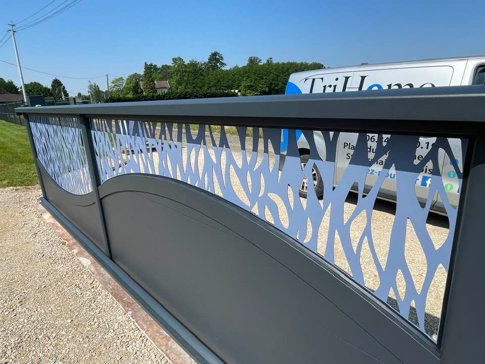 Portail coulissant grande largeur installé par TRIHOME Menuiseries à Bruailles