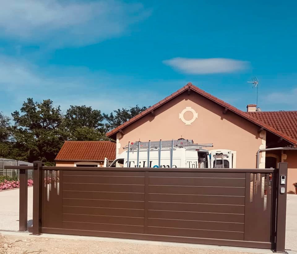 Portail coulissant sur mesure installé à Sornay par TRIHOME Menuiseries, en Bresse bourguignonne