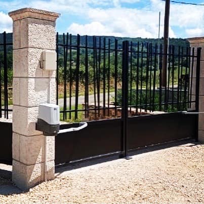 Portail avec visiophone radio connecté installé par TRIHOME Menuiseries à Coligny