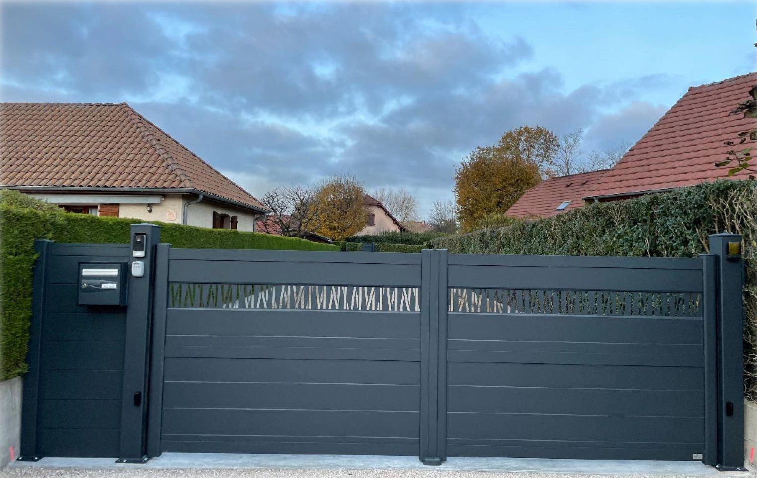 Portail deux battants et clôture associée sur mesure installé à Louhans par TRIHOME Menuiseries, en Bresse bourguignonne