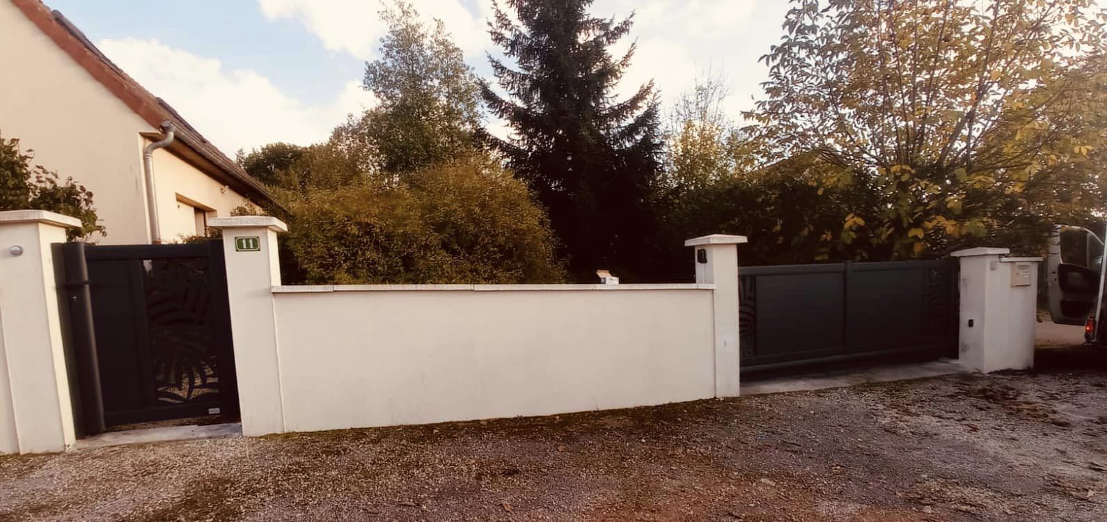 Portail et portillon avec motif palme installés à Corcelles-lès-Cîteaux par TRIHOME Menuiseries, en Bresse bourguignonne