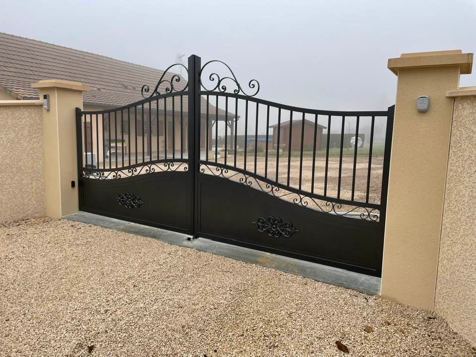 portail totalement sur mesure soudé installé par TRIHOME Menuiseries à Saint-Usuge en Bresse Louhannaise