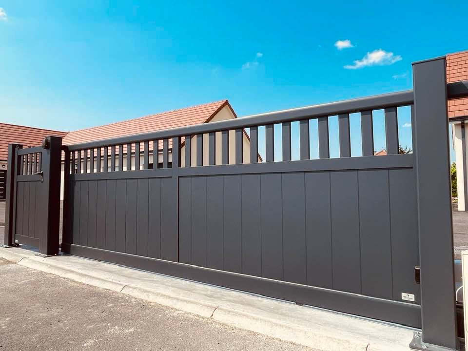 Portail gamme Attractiv Art et Portails installé par TRIHOME Menuiseries à Saint-Germain-du-Bois en Bresse Louhannaise
