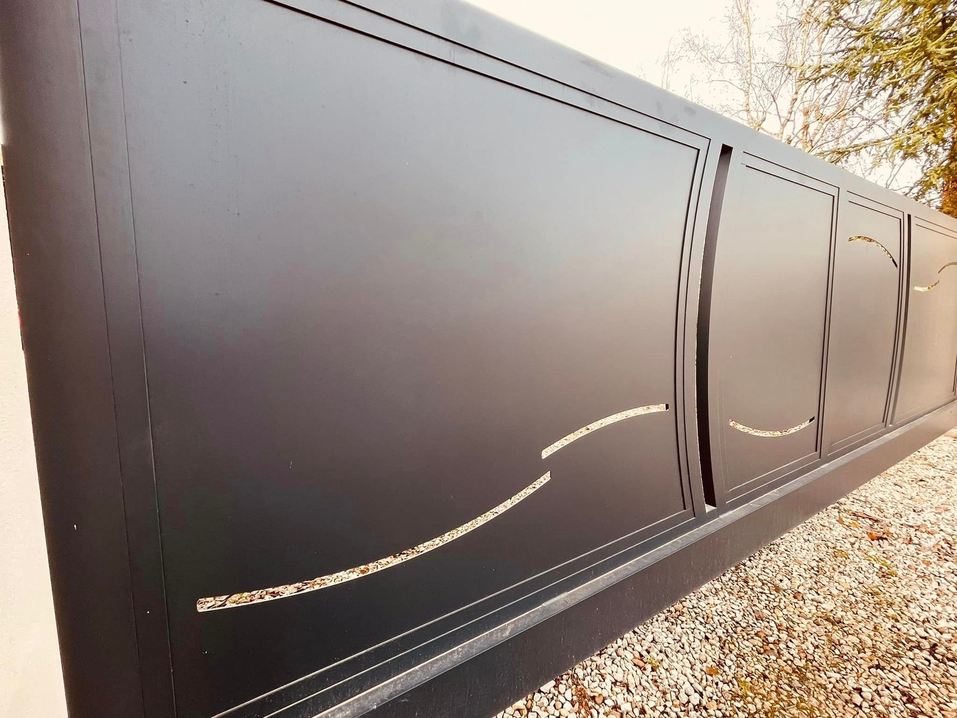 Portail avec motorisation DEA Livi installé par TRIHOME Menuiseries à Charette-Varennes en Bresse Louhannaise