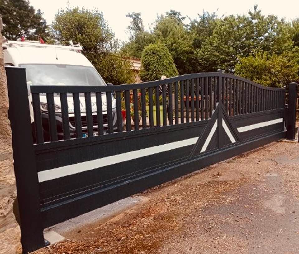 Portail modèle City aux motifs sur mesure installé à Souvans par TRIHOME Menuiseries, en Bresse bourguignonne