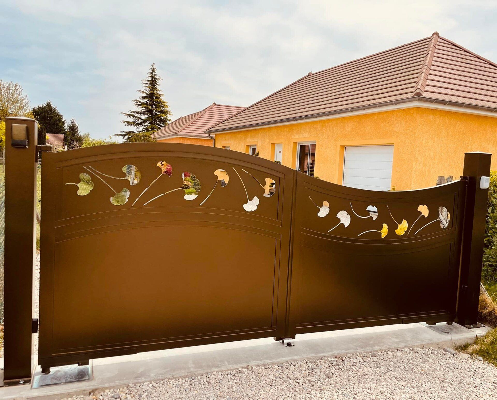 portail aluminium aux découpes sur mesure installé par TRIHOME Menuiseries à Branges en Bresse Louhannaise