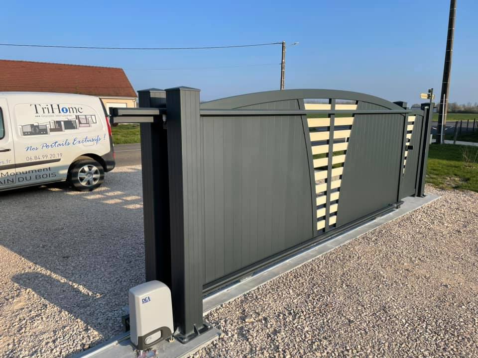 Portail avec motorisation DEA Livi installé par TRIHOME Menuiseries à La Chaux en Bresse Louhannaise