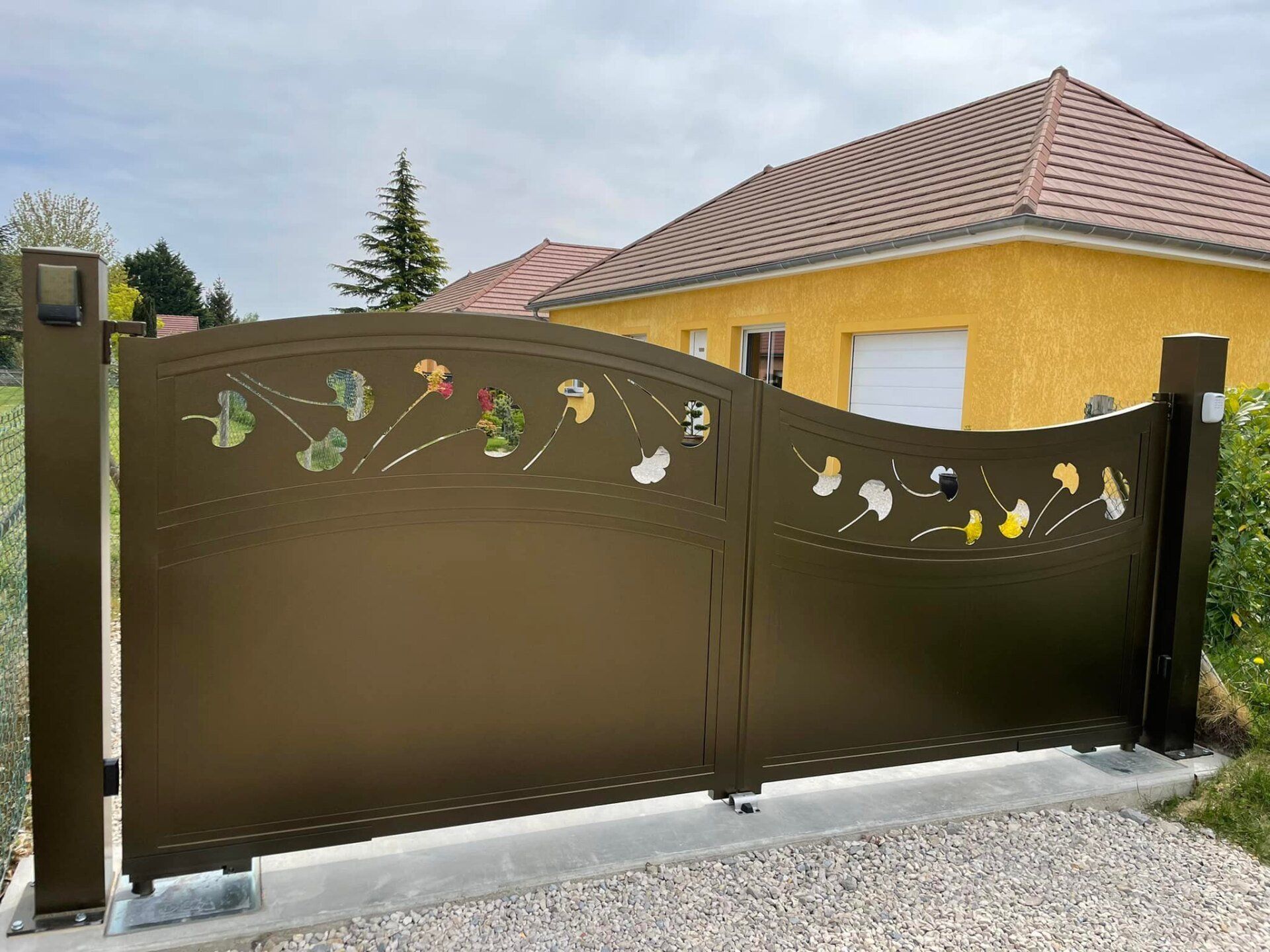 3. portail motorisation DEA sans encombrement latéral installé par TRIHOME Menuiseries à Branges