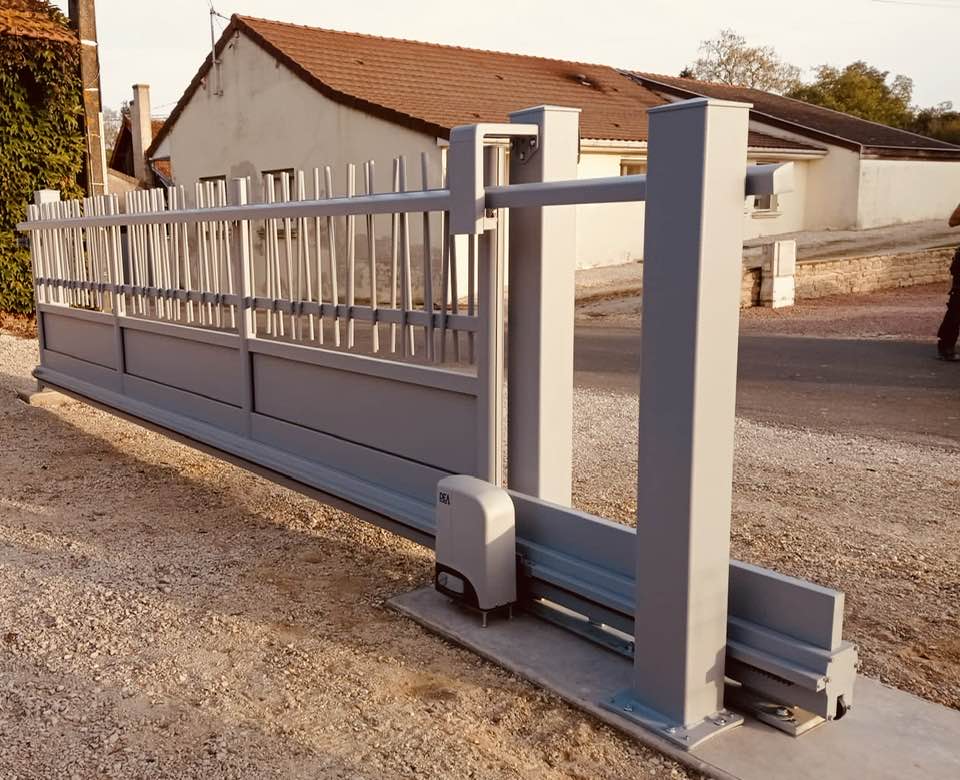 Portail avec motorisation DEA Livi installé par TRIHOME Menuiseries à La Chapelle-Saint-Sauveur en Bresse Louhannaise