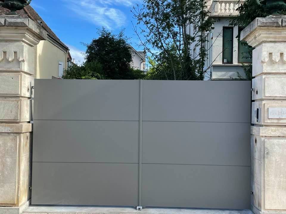 Portail avec visiophone radio connecté installé par TRIHOME Menuiseries à Branges