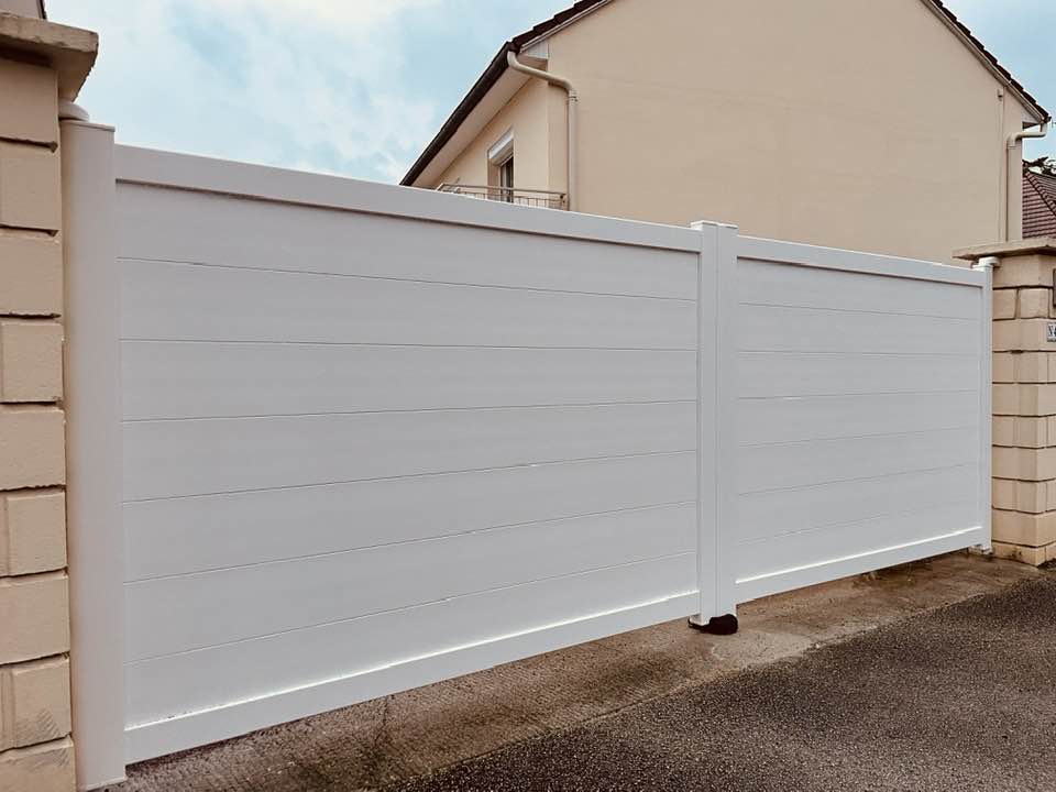 Portail avec motorisation Geko DEA installé par TRIHOME Menuiseries à Saint-Marcel en Bresse Louhannaise