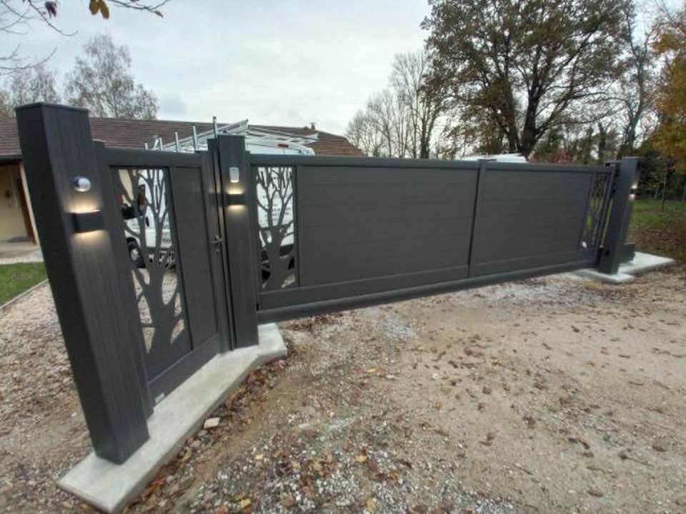 Portail aluminium autoporté extra large installé par TRIHOME Menuiseries à Montpont-en-Bresse en Bresse Louhannaise