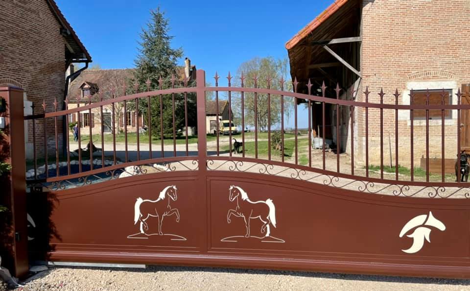 Portail sur mesure aluminium ton pierre avec découpe installé par TRIHOME Menuiseries à Terrans