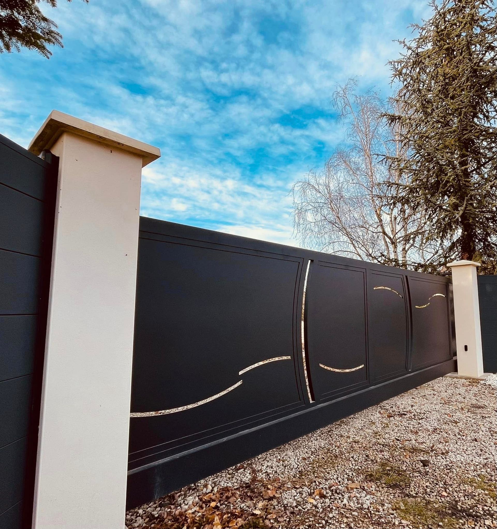 Portail grande largeur installé par TRIHOME Menuiseries à Charette-Varennes