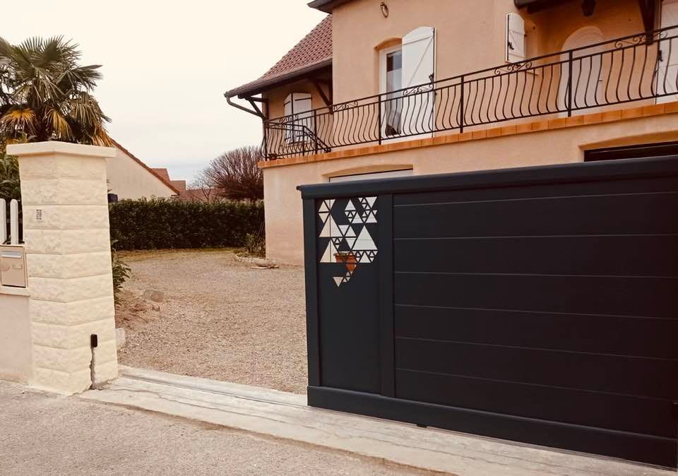 Portail sur mesure gamme Attractiv’ by Art et Portails installé à Saint-Marcel par TRIHOME Menuiseries, en Bresse bourguignonne