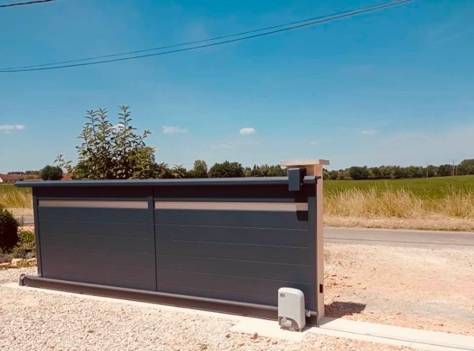 Portail motorisé via moteur DEA Livi installé par TRIHOME Menuiseries à Saint-Germain-du-Bois