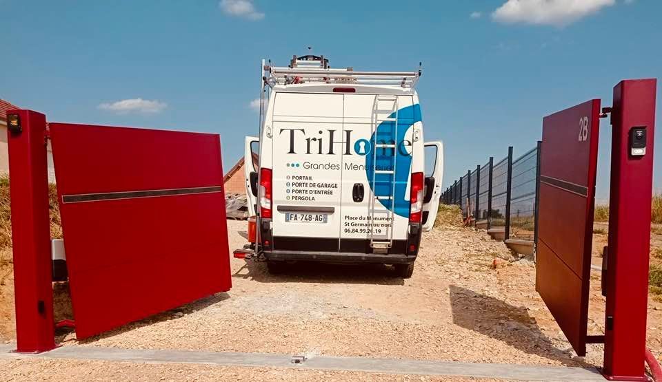 Portail teinte structurée Rouge basque RAL 3004 installé par TRIHOME Menuiseries à Thurey