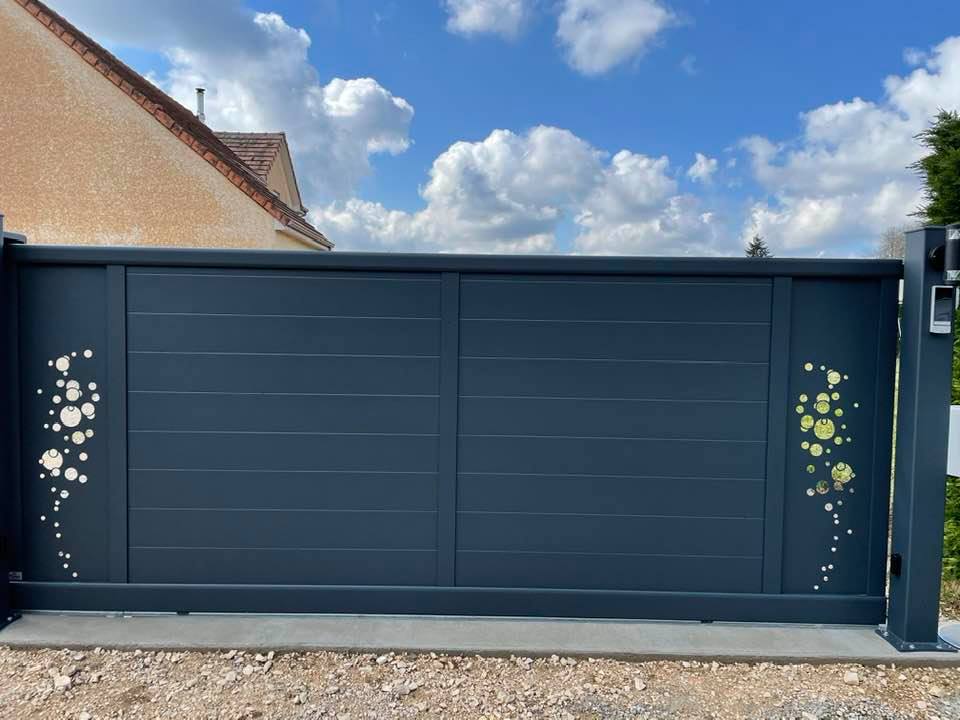 Portail tout aluminium qui pétille installé à Saint-Germain-du-Bois par TRIHOME Menuiseries, en Bresse bourguignonne