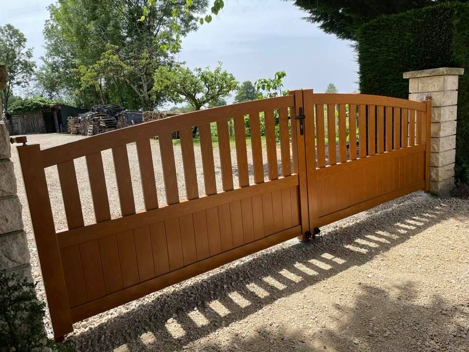Portail aspect chêne avec les avantages de l’aluminium installé par TRIHOME à Pierre-de-Bresse