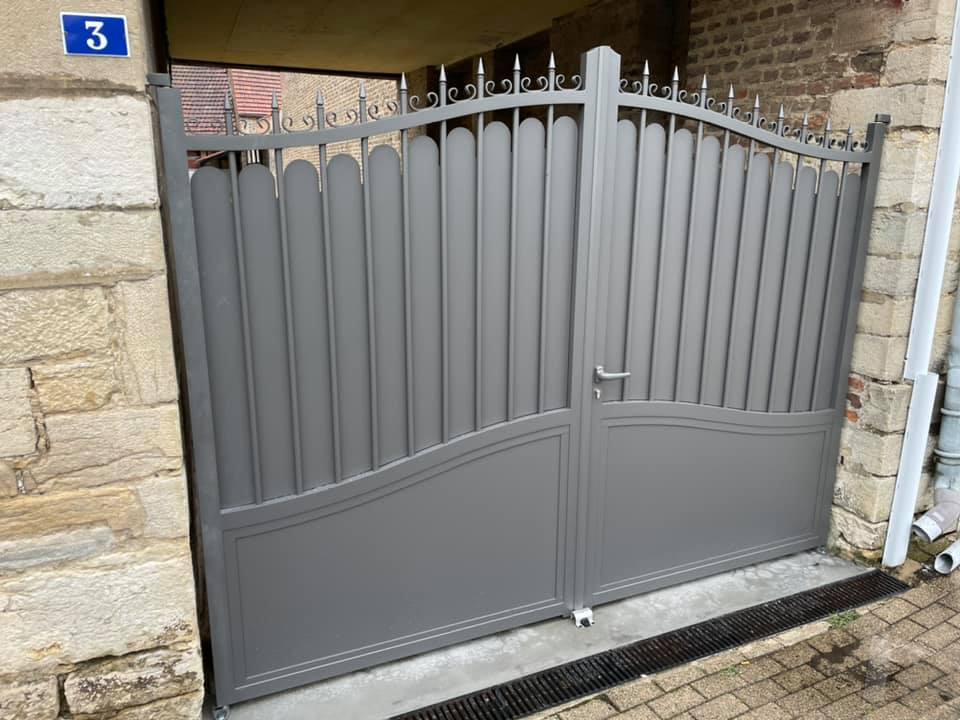 Portail en aluminium soudé installé par TRIHOME Menuiseries à Pierre de Bresse