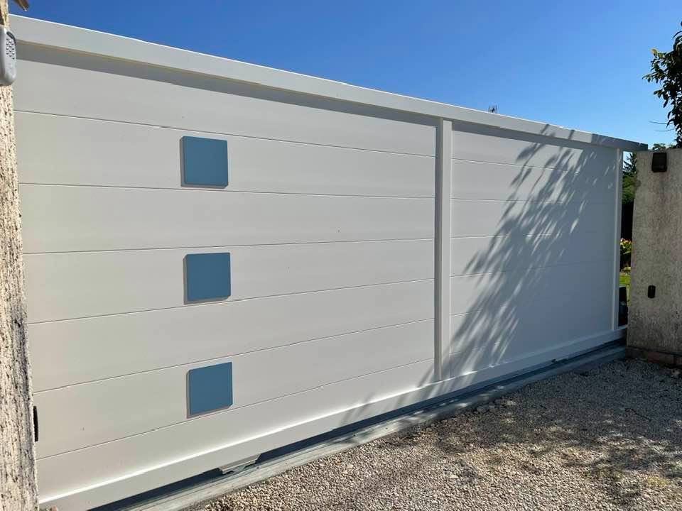 Portail version coulissante sur rail installé par TRIHOME Menuiseries à Louhans en Bresse Louhannaise