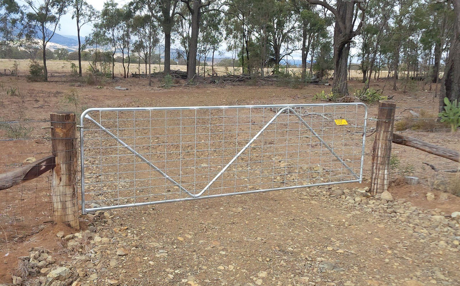 N Brace Gate