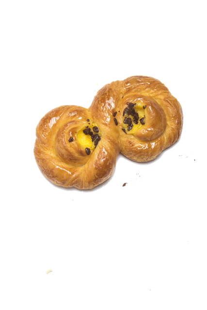 Un dolce a forma di otto, di colore marrone dorato, con due ripieni di crema pasticcera gialla e granella di cioccolato su sfondo bianco.
