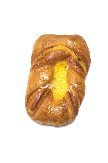 Un dolce danese dorato con un ripieno cremoso di crema pasticcera di un giallo brillante su sfondo bianco.