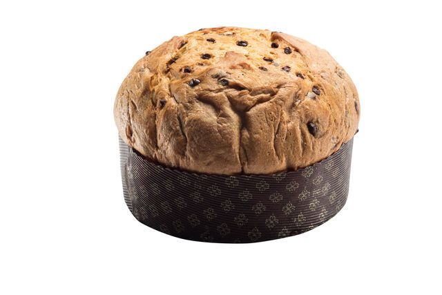 Un panettone intero dalla cupola dorata, cosparso di frutta secca, adagiato nel suo stampo di carta scura.
