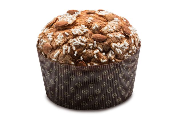 Un panettone decorato con mandorle e granella di zucchero, in un pirottino di carta marrone decorato su sfondo bianco.