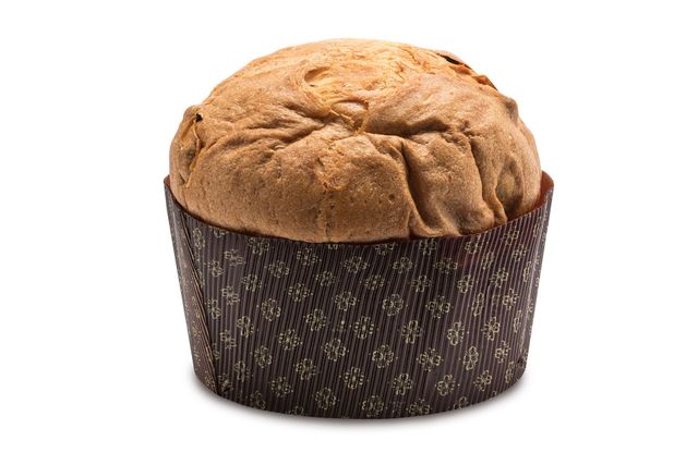 Un panettone cotto al forno, a forma di cupola, in uno stampo di carta marrone decorata, su sfondo bianco.