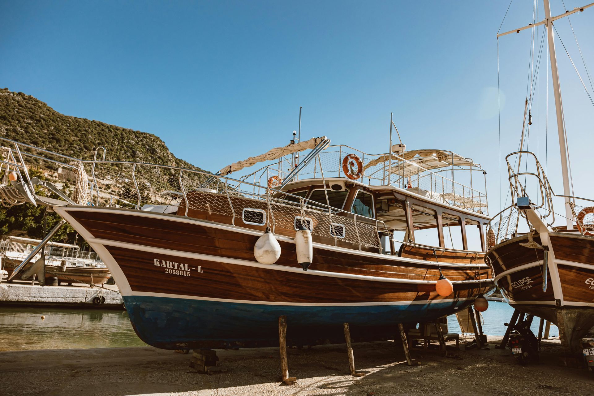 The engine of a boat is sitting on the ground.
