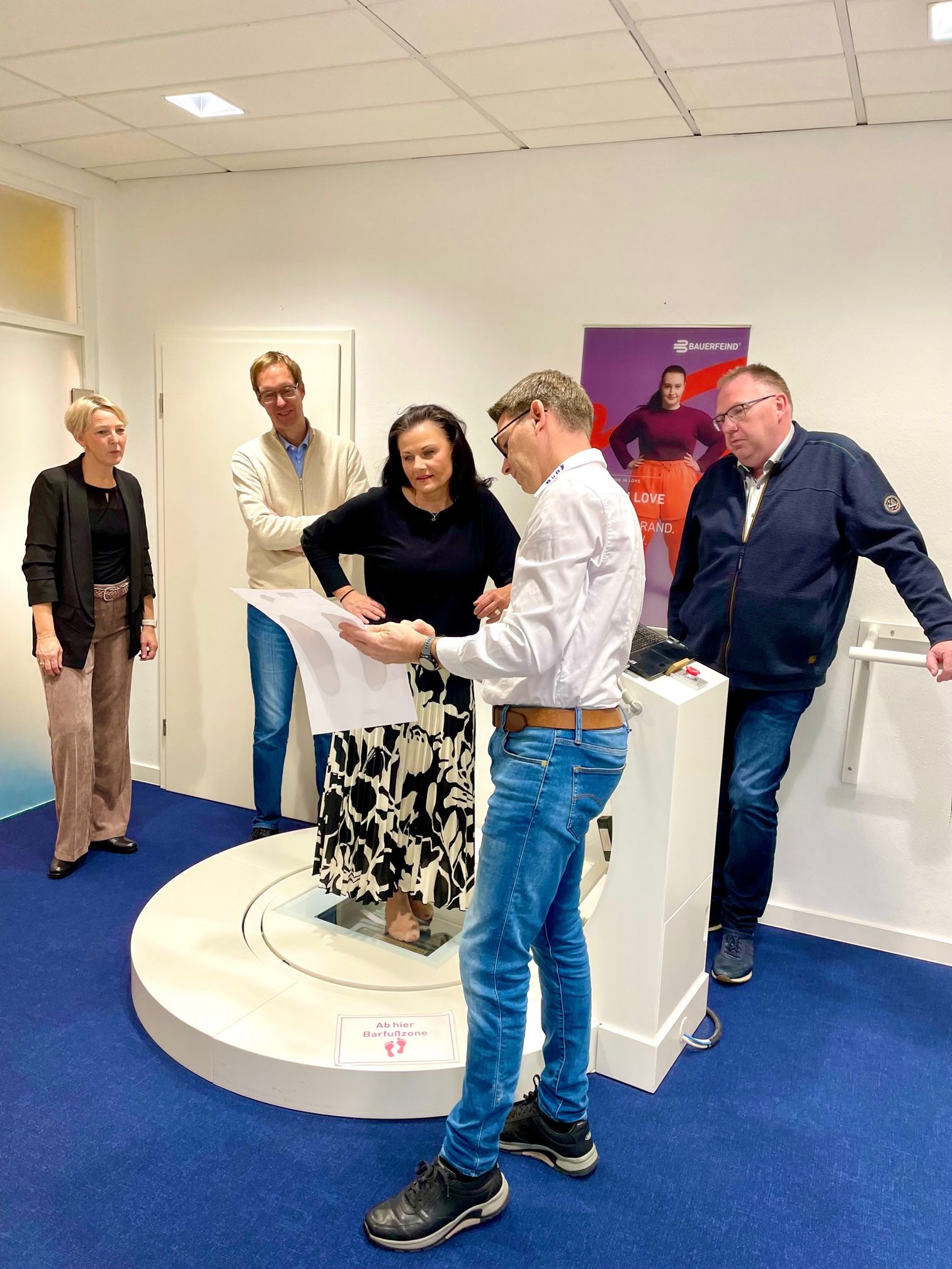 Mdb Gitta Connemann testet digitalen Bodyscanner