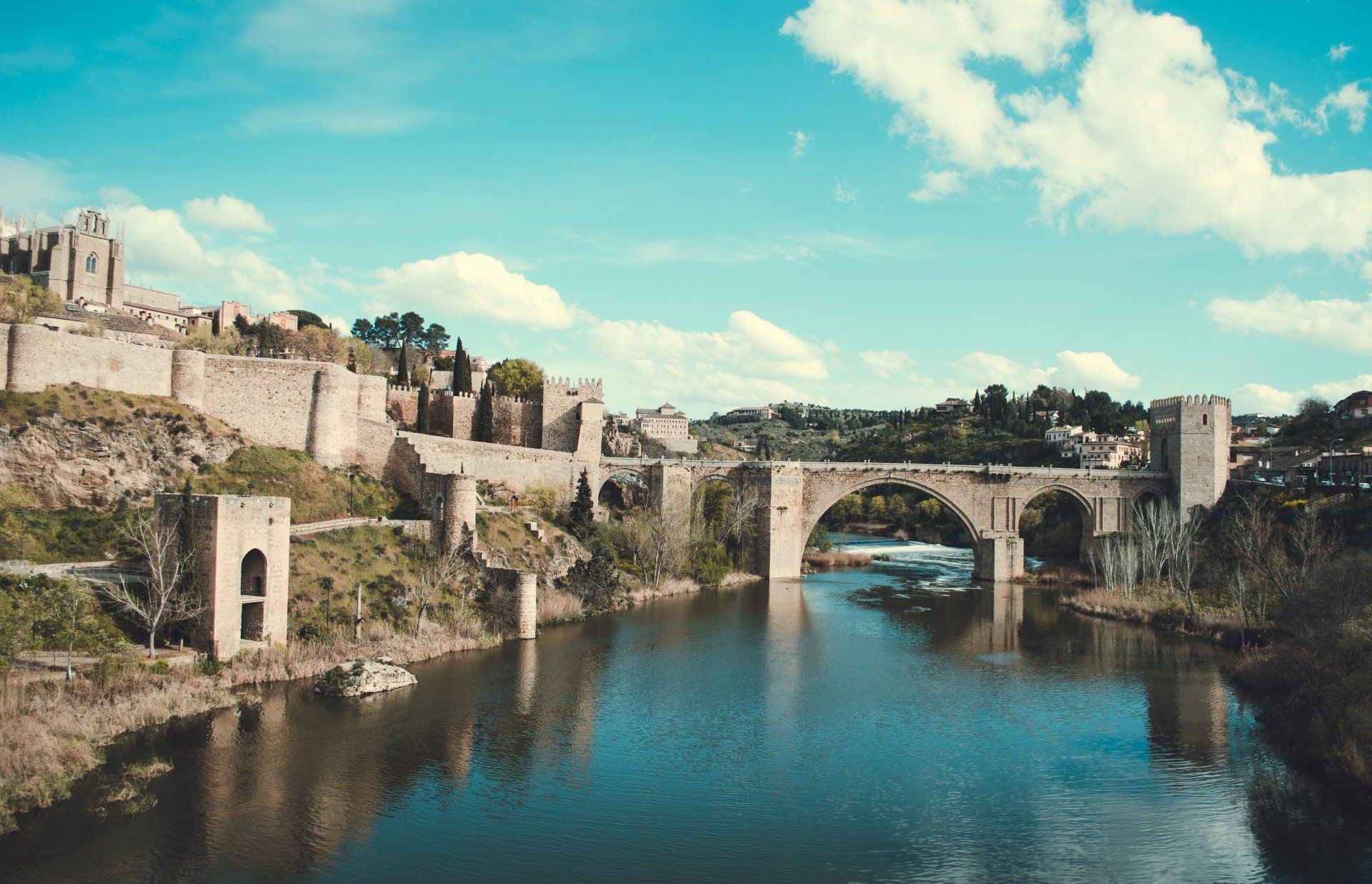 vista del puente de San Martín y el torreón de la Cava en Toledo