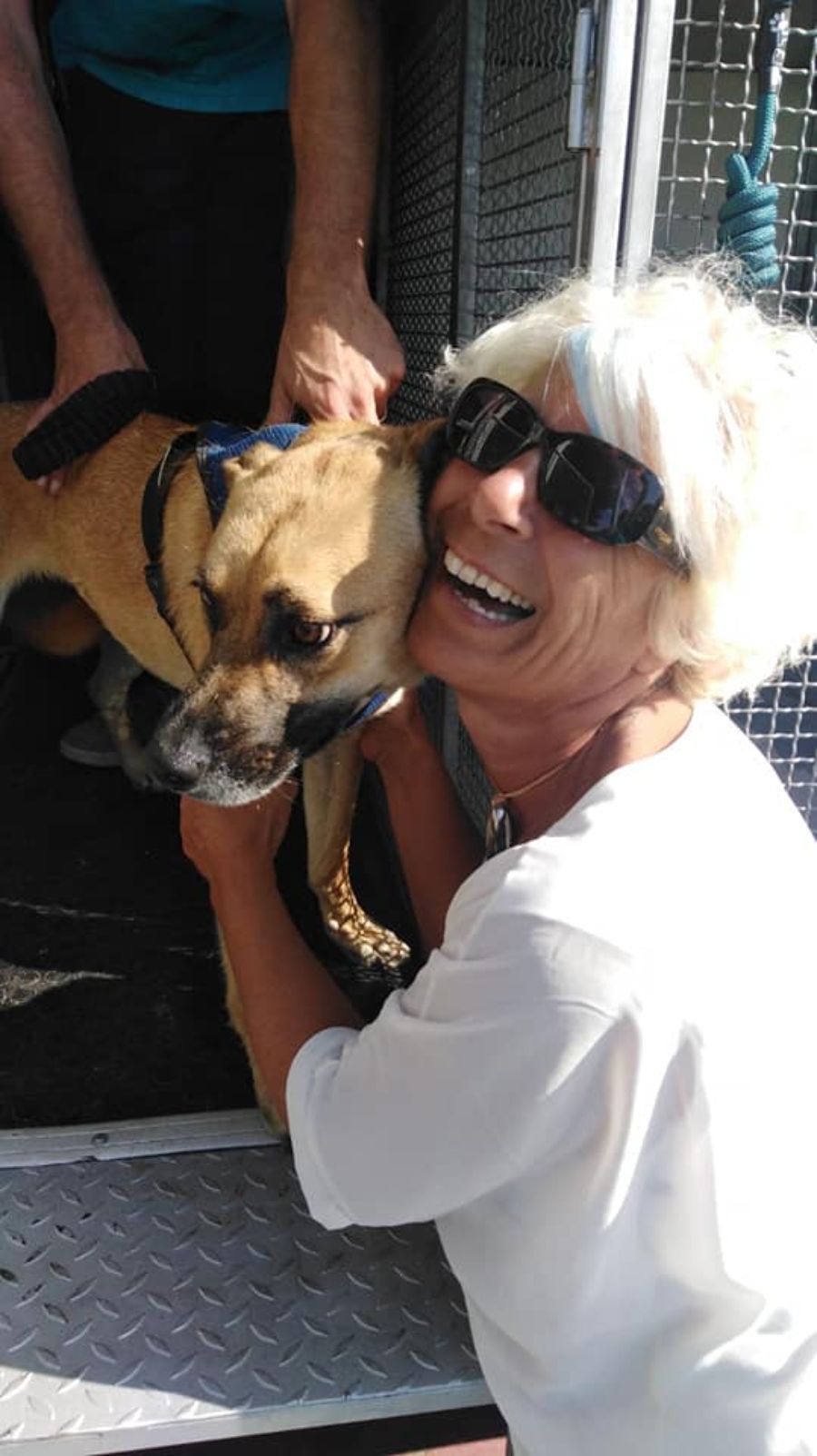 donna felice mentre accarezza il proprio cane