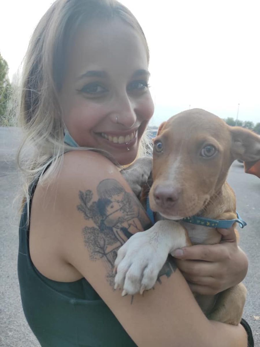 ragazza con cane in braccio
