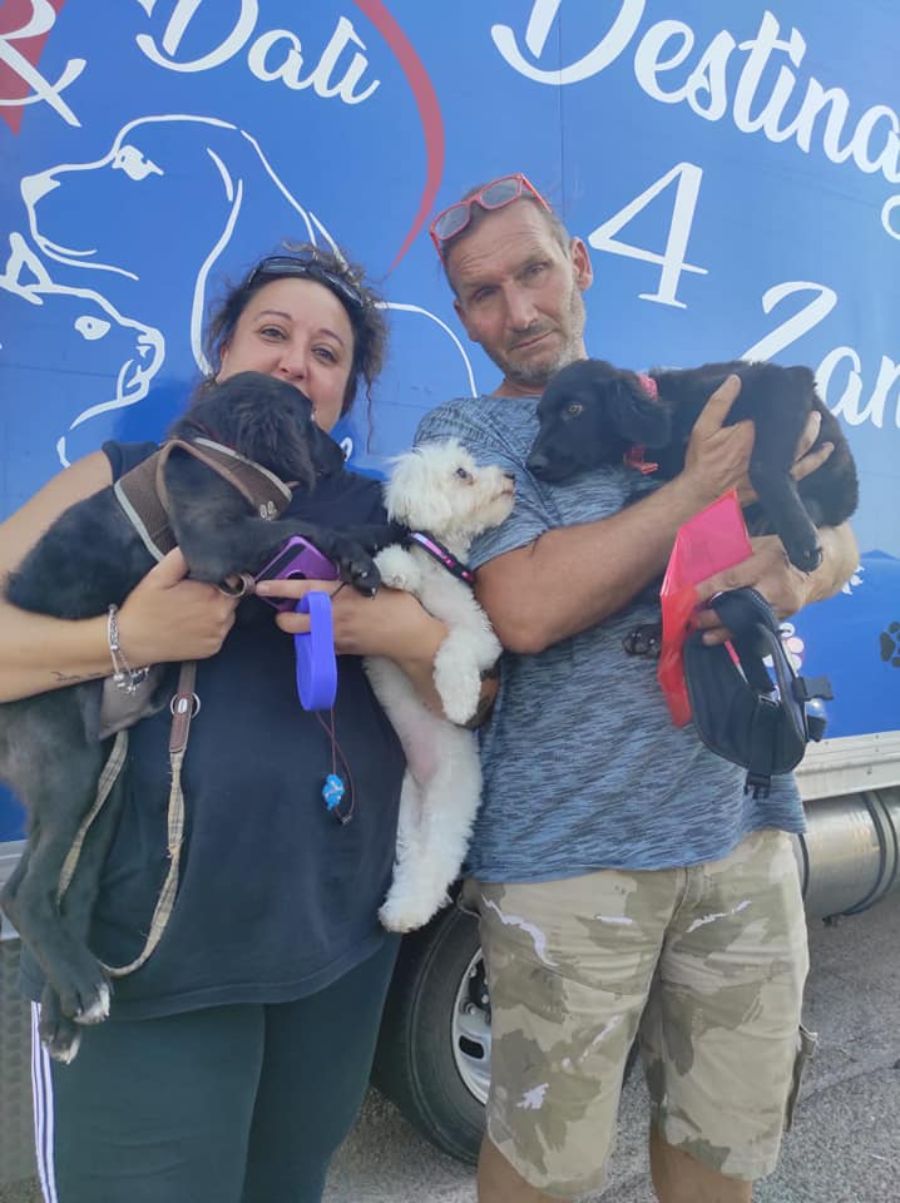 proprietari felici con cani