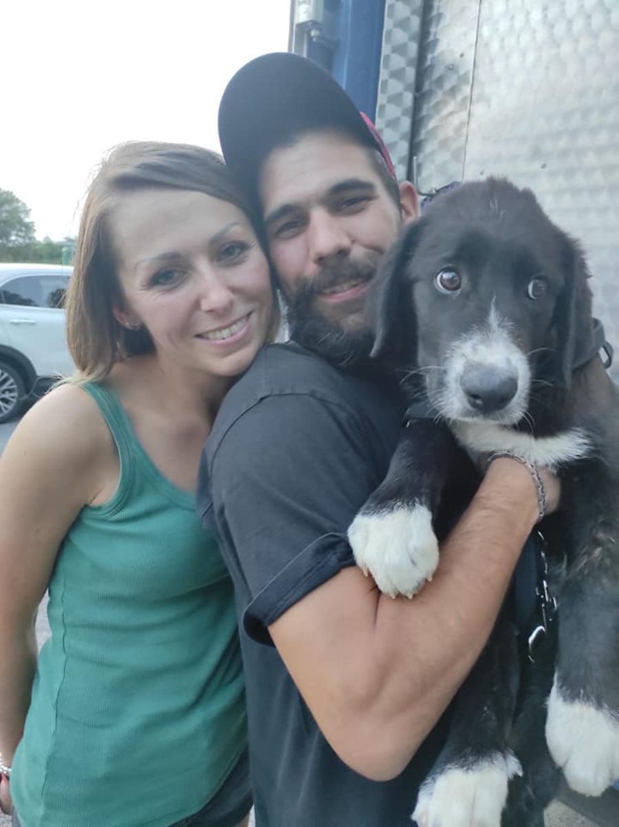 coppia di ragazzi con cane di grande taglia